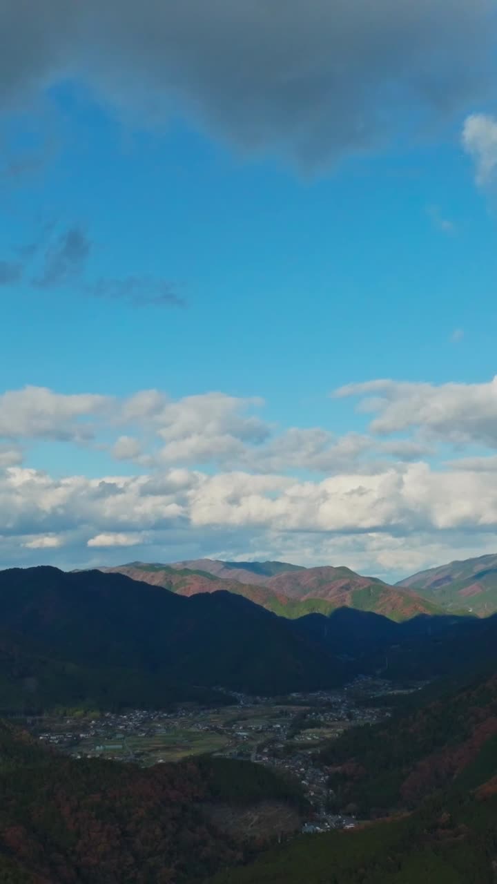 Ripresa aerea verticale che inquadra un quartiere della città di Kyoto, in Giappone, in una valle montana, paesaggio autunnale, monte Hiei