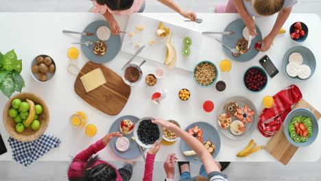 kids making creative and healthy food art