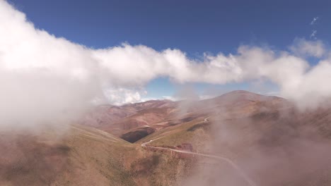 drone aéreo pan en las nubes con vistas al cañón a lo largo de la ruta 52