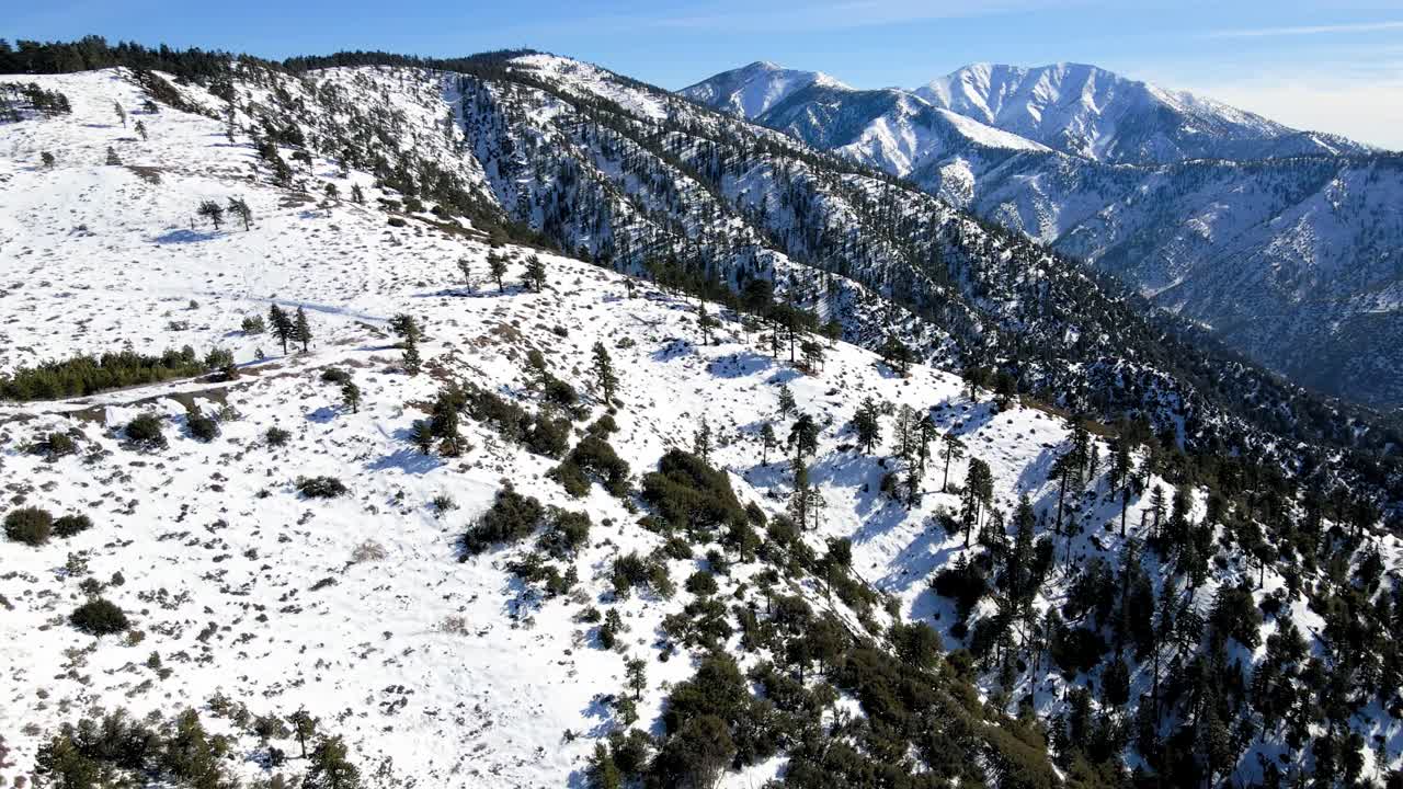 Vista aérea 360 del Bosque Nacional de Los Ángeles desde Inspiration Point