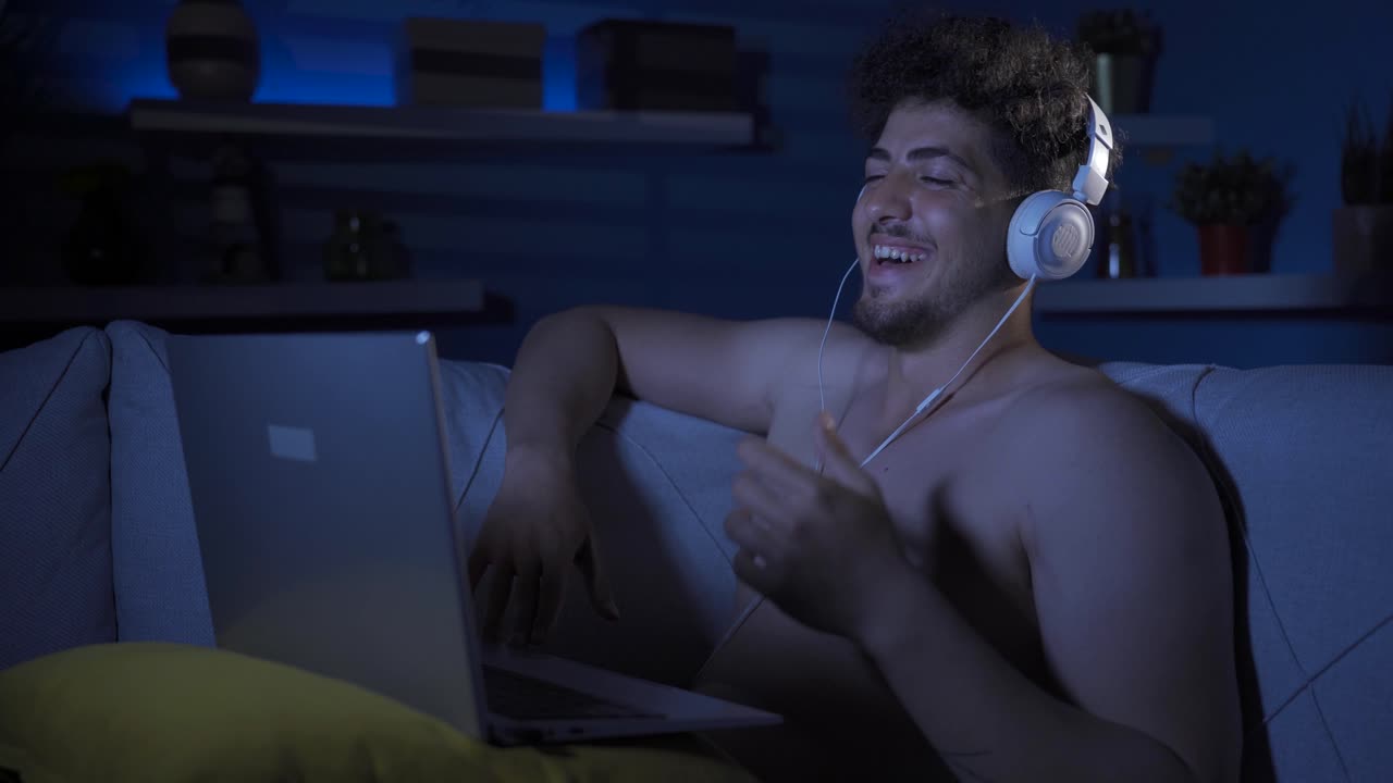 un joven arrogante y engreído.