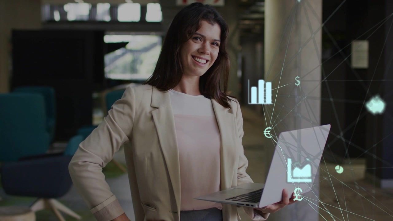Mujer tecleando en el portátil en la oficina, creando gráficos de €£ en el portátil, ajustando su postura y sonriendo por las finanzas