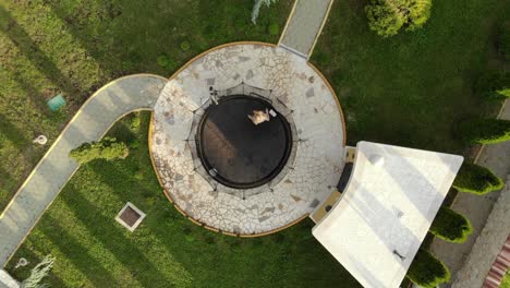 un video de drones de una niña saltando en un trampolín en 4k