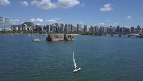 Navegando-entre-a-Ilha-das-Andorinhas-e-a-Ilha-do-Frade,-em-Vitória,-Espírito-Santo,-Brasil