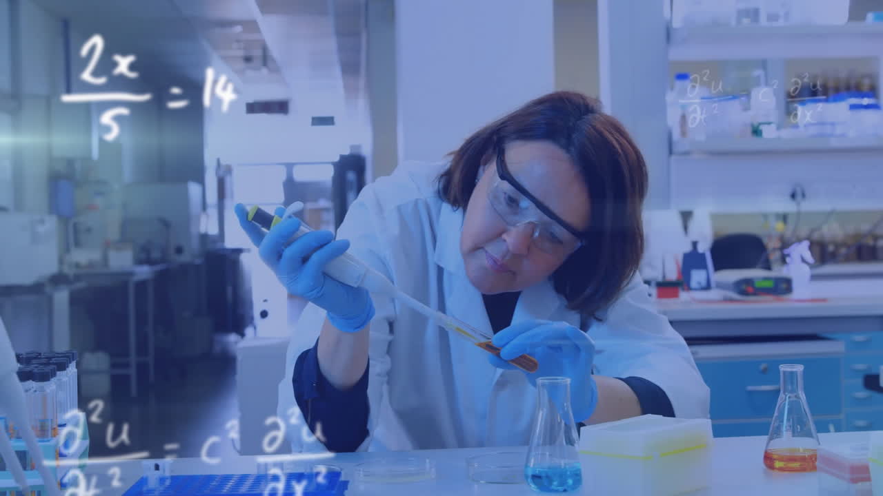 animación de ecuaciones matemáticas sobre científica caucásica haciendo un experimento en el laboratorio