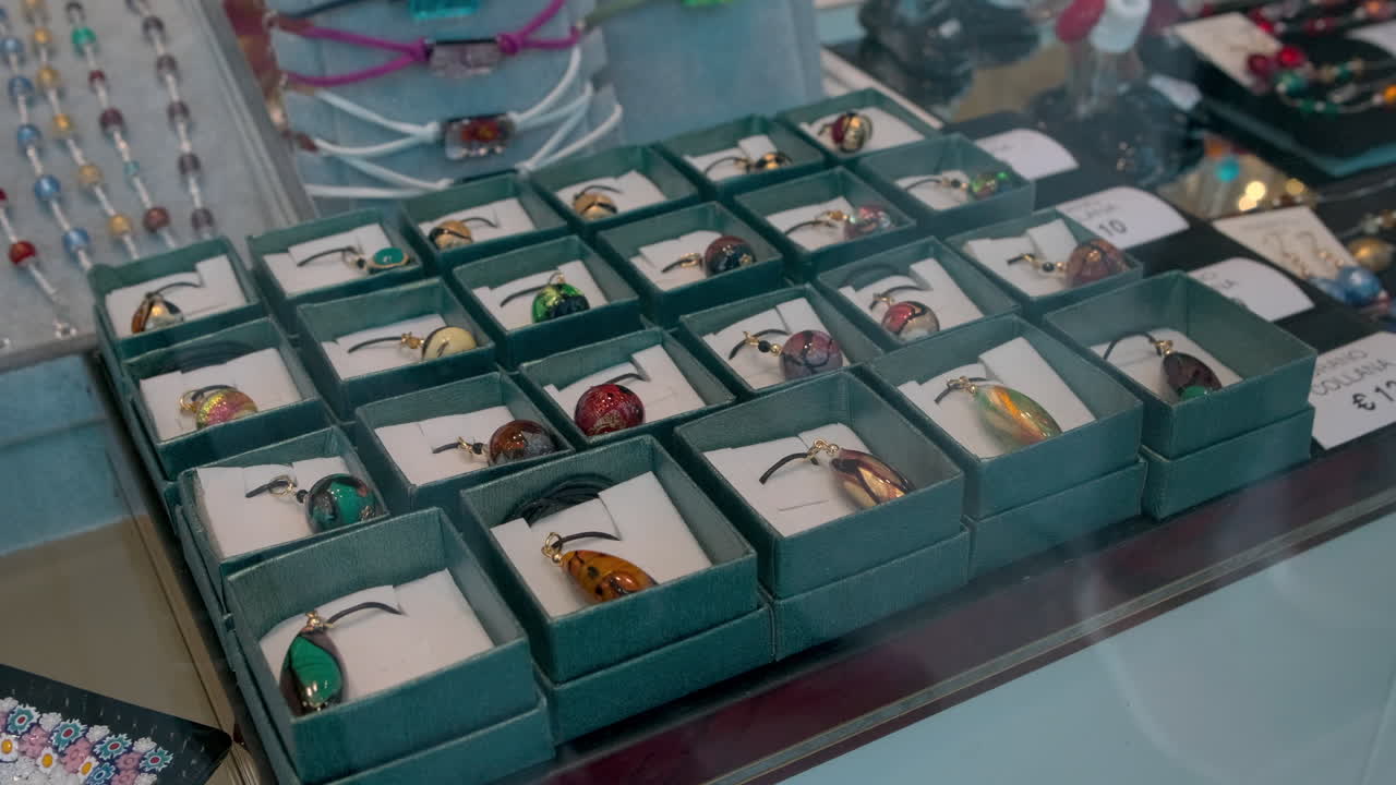 красочные стеклянные подвески в витринах