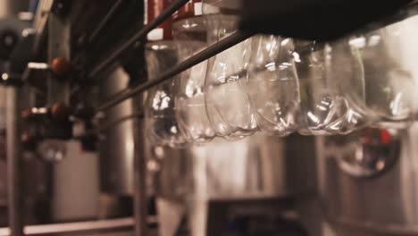 botella en movimiento en la línea de producción