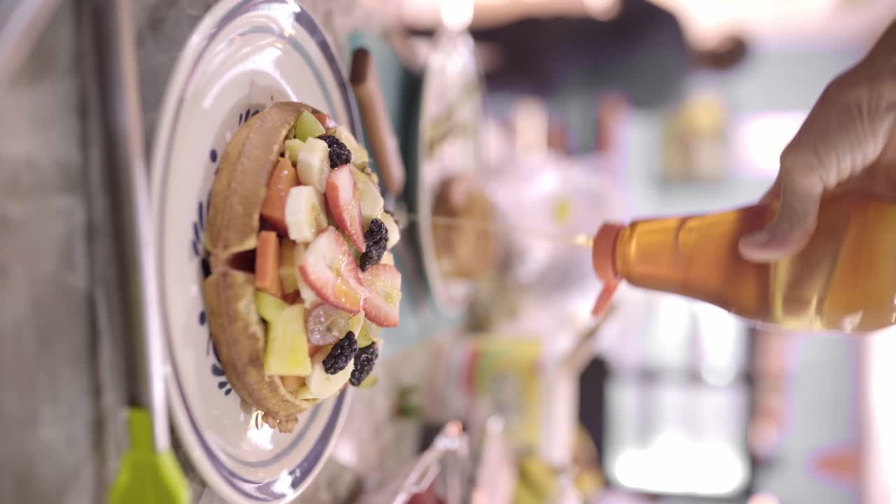 과일 이 있는 와플 에  ⁇  을  ⁇ 는 작물 요리사