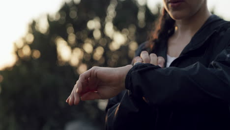una mujer comprobando el reloj de pulsera mientras está fuera