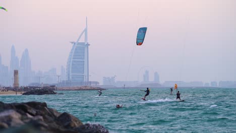 Kite-boarding-Am-Schönen-Dubai-Beach-Mit-Blick-Auf-Die-Innenstadt-Im-Hintergrund-In-Jumeirah,-Dubai,-Vereinigte-Arabische-Emirate