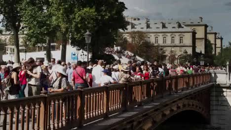 Notre-Dame-Tourists-01