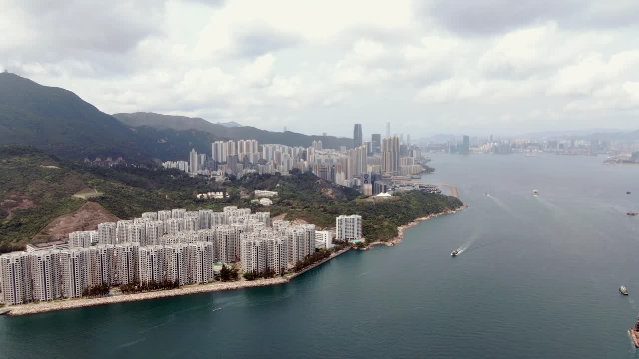 edificios residenciales frente al mar en la bahía de hong kong, vista aérea