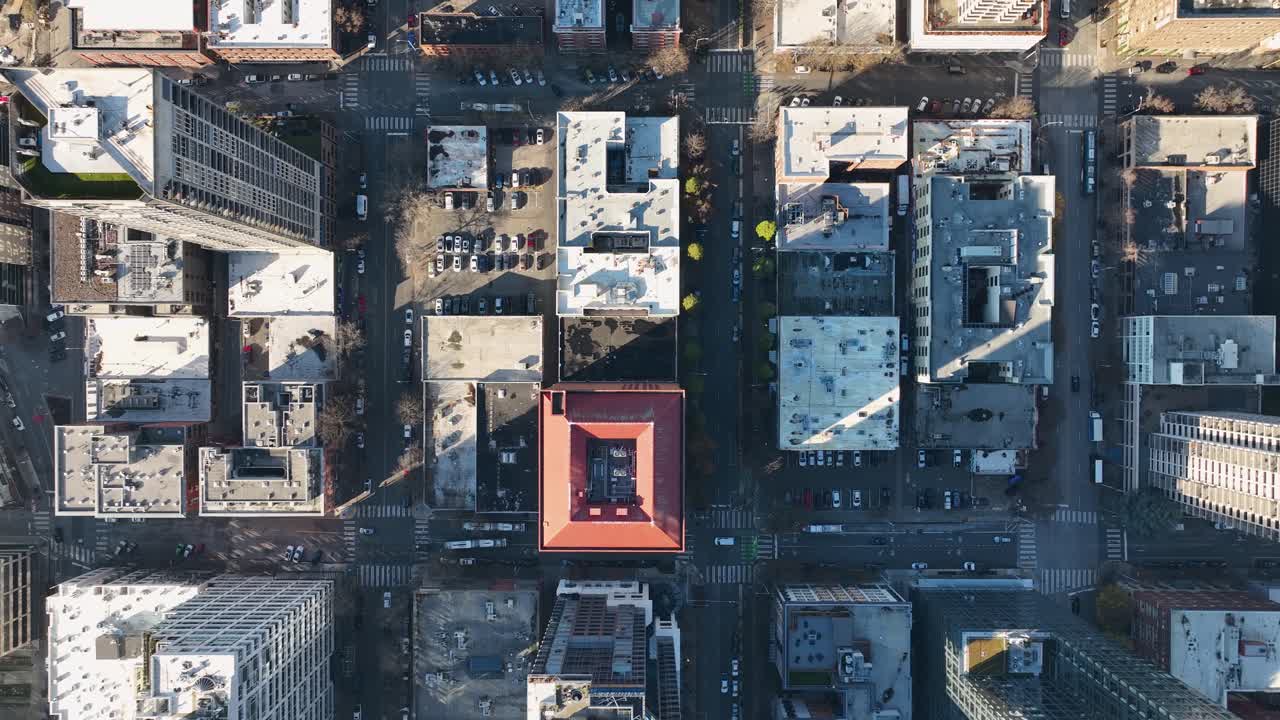 시내 거리와 주거 건물, 시애틀 마천루 및 시내 동네의 공중 상단에서 아래로 볼 수 있습니다.
