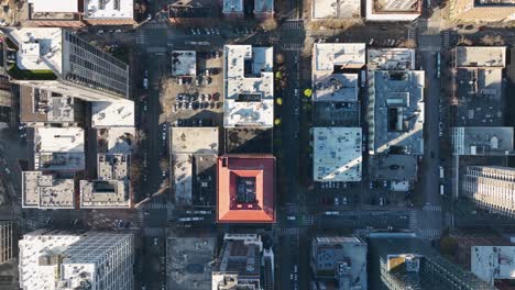 vista aérea de arriba hacia abajo de las calles de la ciudad y los edificios residenciales, los rascacielos de seattle y el barrio del centro en un día soleado