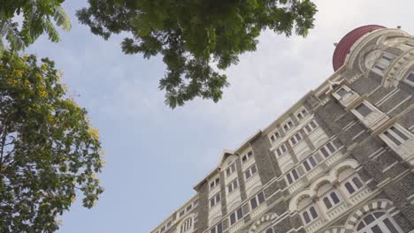 regardant vers le taj palace hotel à mumbai en inde