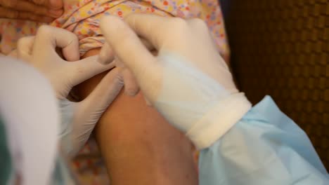 imágenes de cerca de la enfermera dando la vacuna covid-19 al paciente