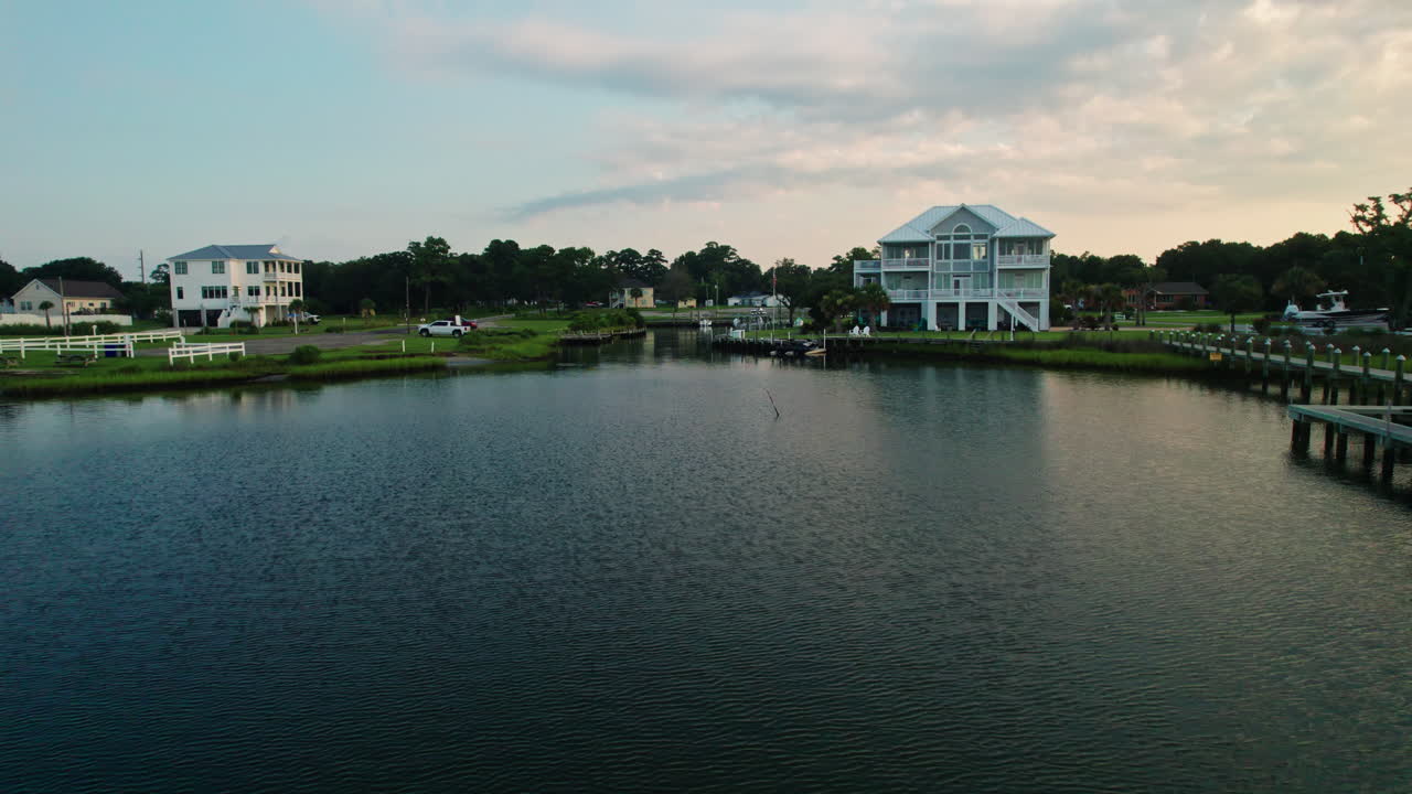 물에서 보트 도크로 들어오는 포브  ⁇