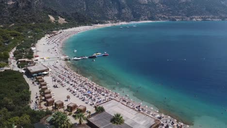 Vista-Aérea-De-La-Playa-De-Oludeniz-Y-Sus-Aguas-Cristalinas,-Lugar-De-Vacaciones-De-Verano