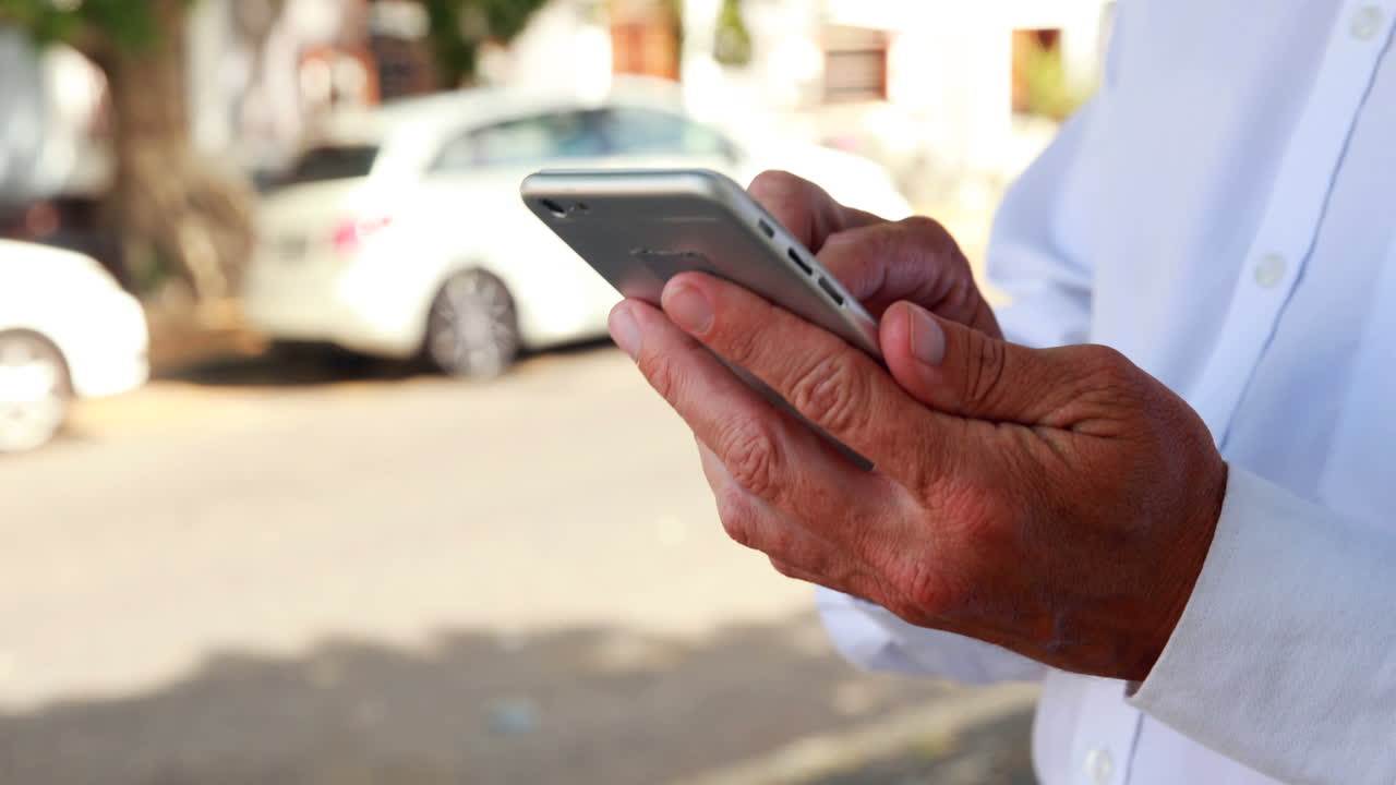 hombre usando teléfono inteligente