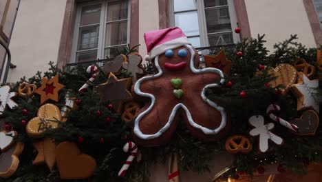 Decoración-De-Hombre-De-Jengibre-Con-Gorro-De-Papá-Noel-Sobre-Un-Escaparate-En-Un-Mercado-Navideño-Festivo-En-Europa