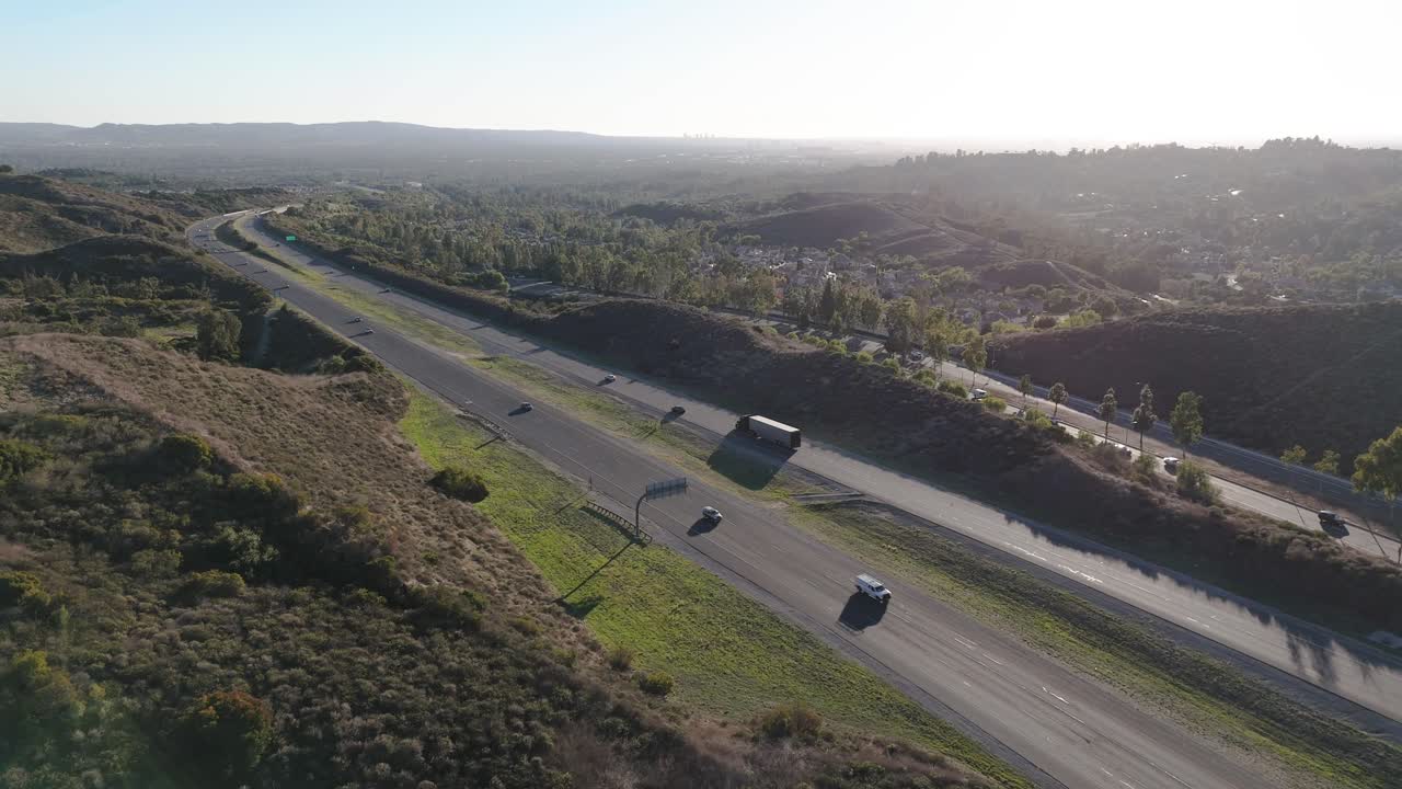 자연으로 둘러싸인 비는 고속도로