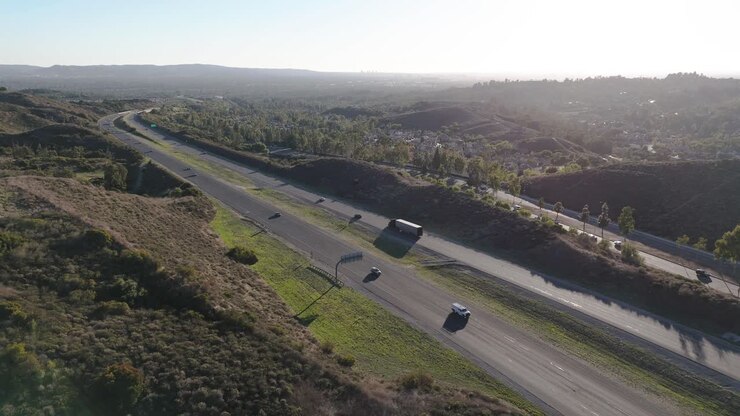 autostrada trafficata circondata dalla natura
