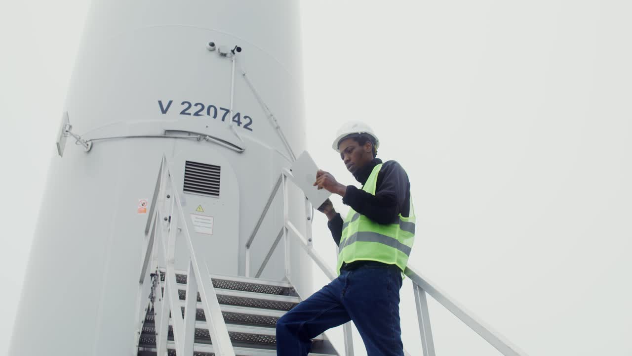 técnico de turbinas eólicas que inspecciona el equipo