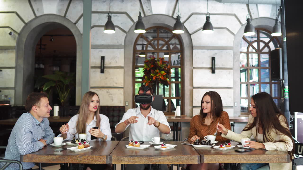 미래 기술 전문가들이 증강현실 헤드 ⁇  개발 전문가들이 미래 기술 프로그래밍을 개발하고 vr 애플리케이션을 개발하고 가상현실을 착용하고 있습니다.