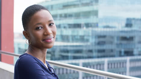 Retrato-De-Una-Sonriente-Empresaria-Afroamericana-En-La-Oficina,-Cámara-Lenta,-Espacio-Para-Copiar