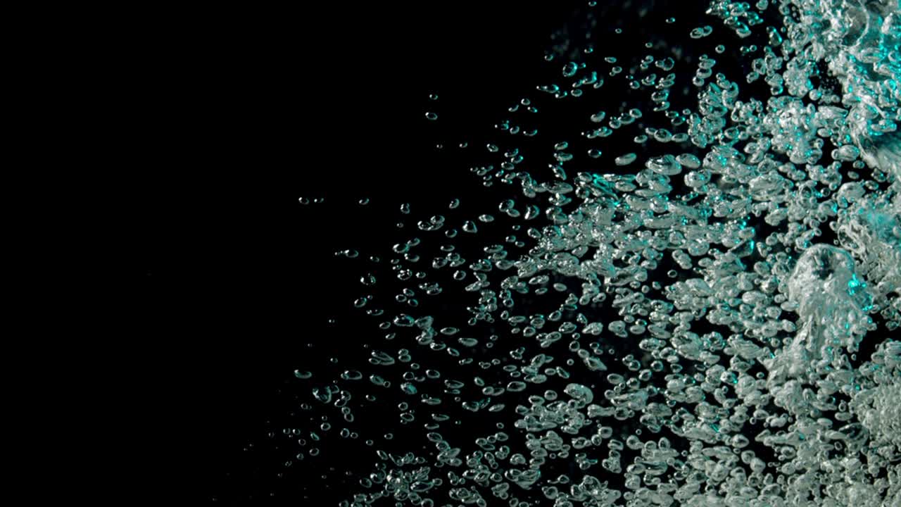 las burbujas azules se dispersan bajo el agua