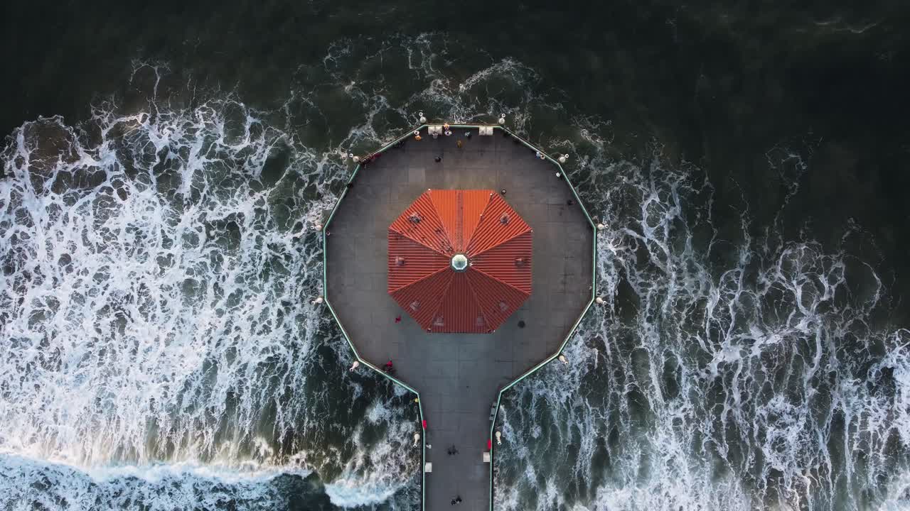 vista aérea de arriba hacia abajo del muelle de la playa de manhattan y el océano pacífico, california