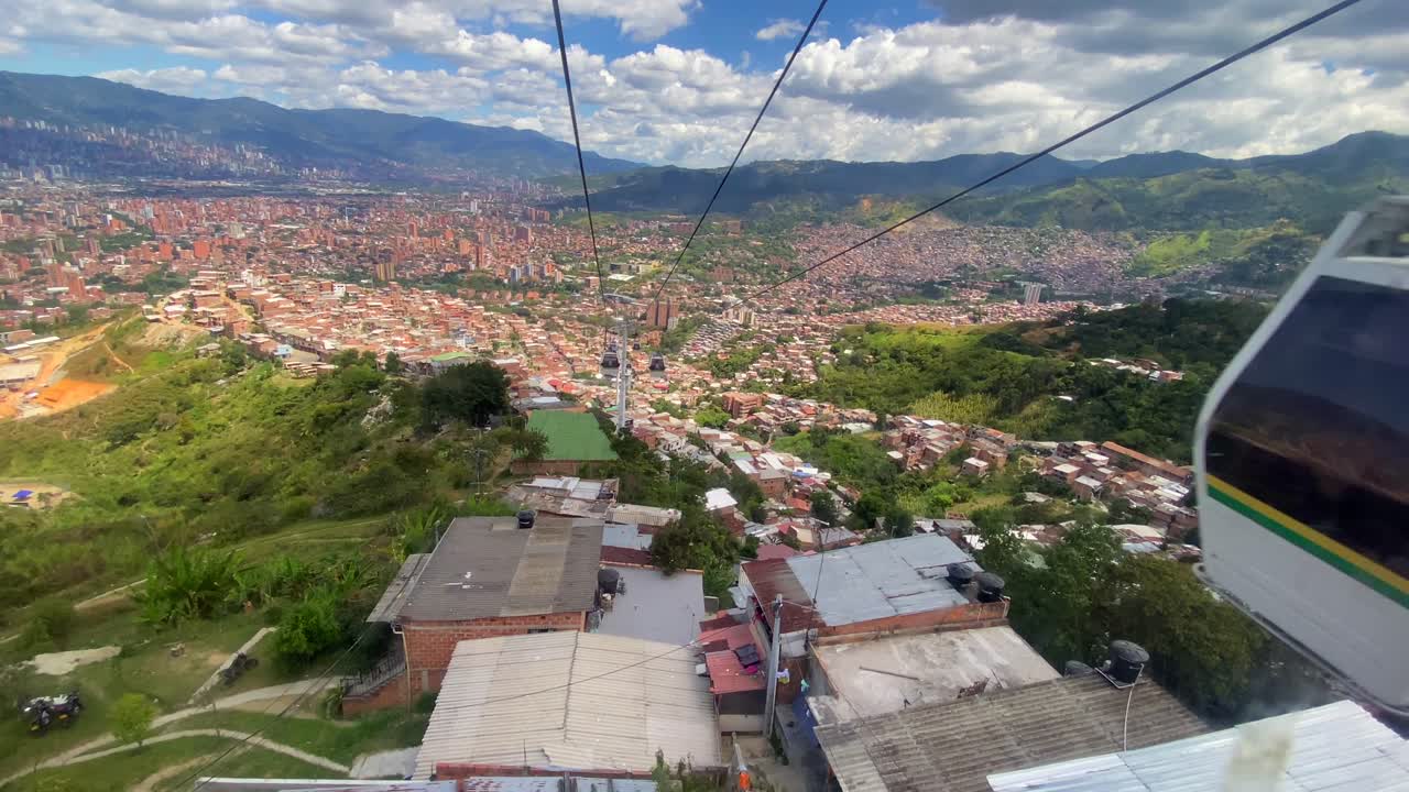 Vista panorâmica da movimentada cidade de Medellín da janela de um teleférico.