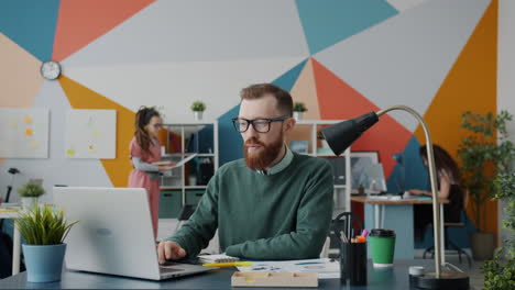 personas de negocios que trabajan en oficinas modernas