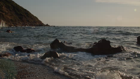 Olas-Rompiendo-Contra-Las-Rocas-En-La-Playa-Paraíso-En-Cerdeña,-Estática,-Cámara-Lenta