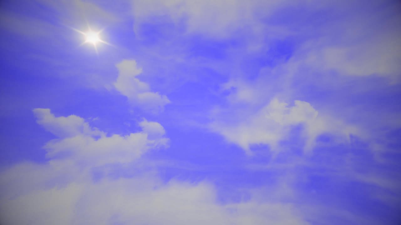 구름 위의 비행, 루프 가능한 애니메이션. 구름이 있는 아름다운 하늘