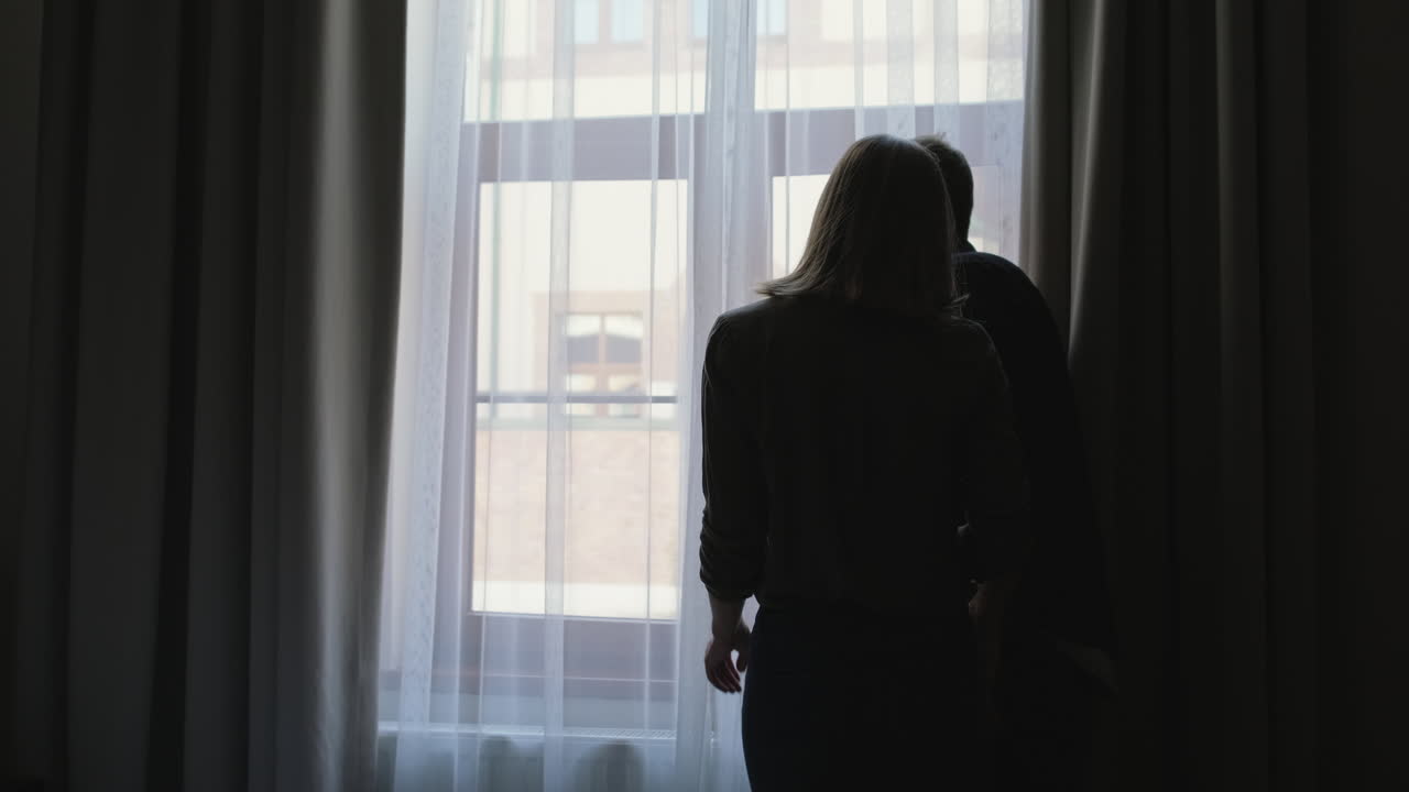 창밖 을 바라보는 부부