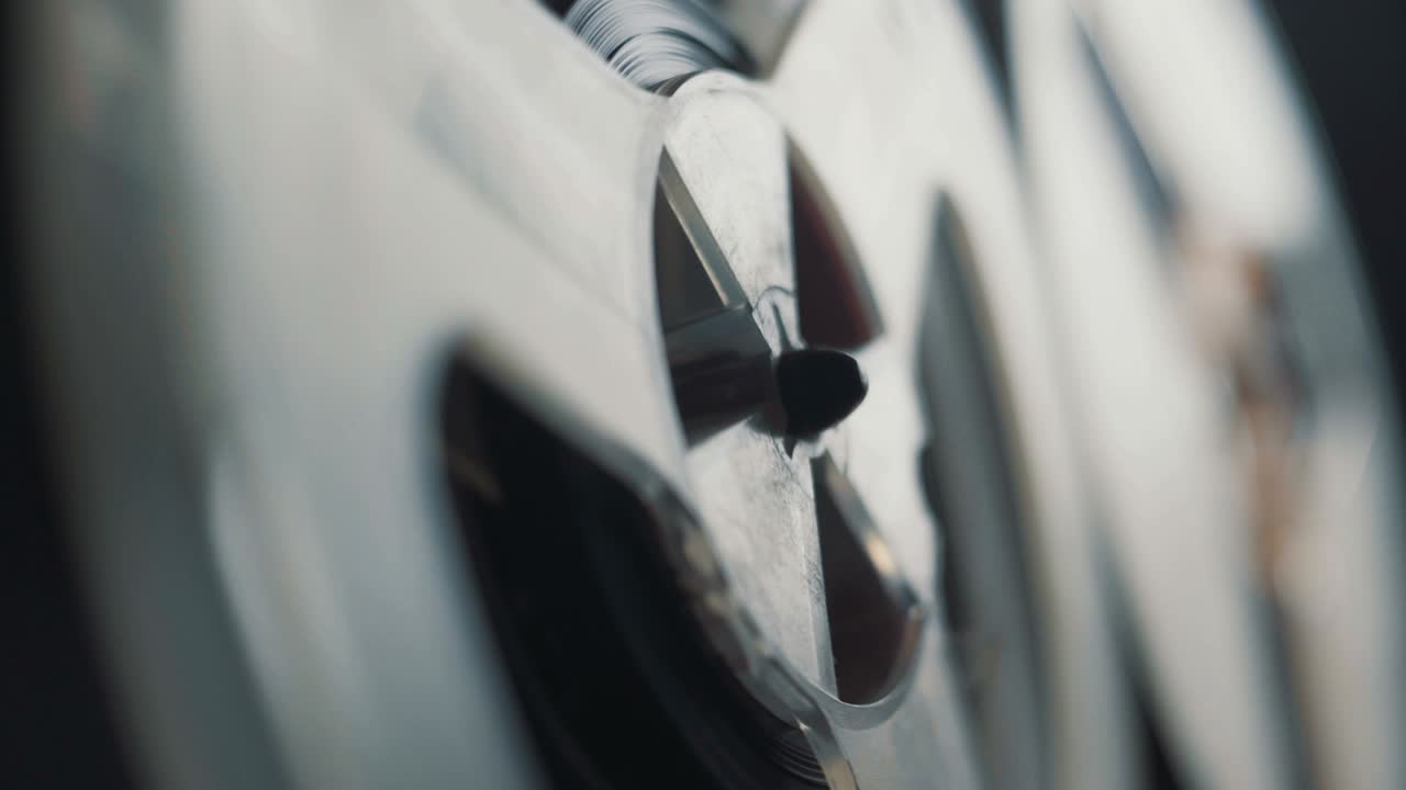 la cinta de película de carrete está girando en un jugador profesional de época. equipo de la vieja escuela