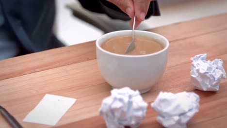 hombre de negocios casual mezclando su café