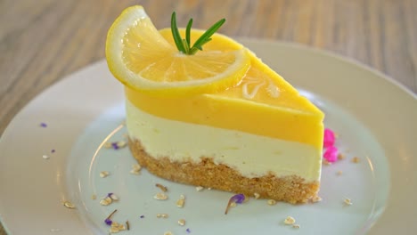 tarta de queso con limón en un plato