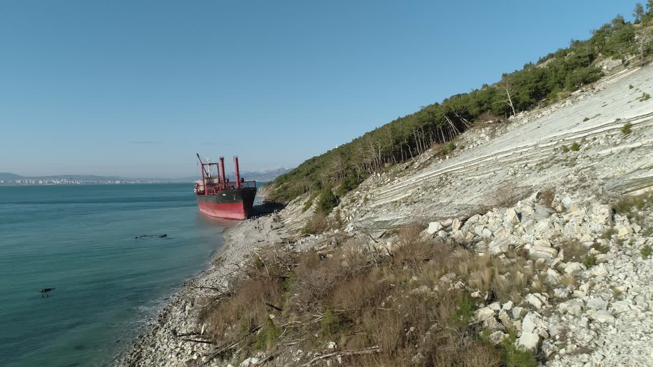 바위 가 있는 해안선 에 버려진 화물선