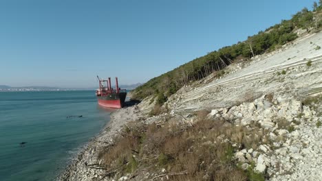 barco de carga abandonado en una costa rocosa