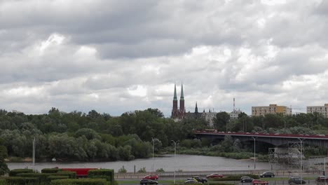 Der-Blick-Vom-Königsschloss-In-Warschau,-Polen,-Bietet-Einen-Ausblick-Auf-Belebte-Straßen-Voller-Verkehr-Vor-Dem-Hintergrund-Eines-Bewölkten-Himmels-Am-Horizont