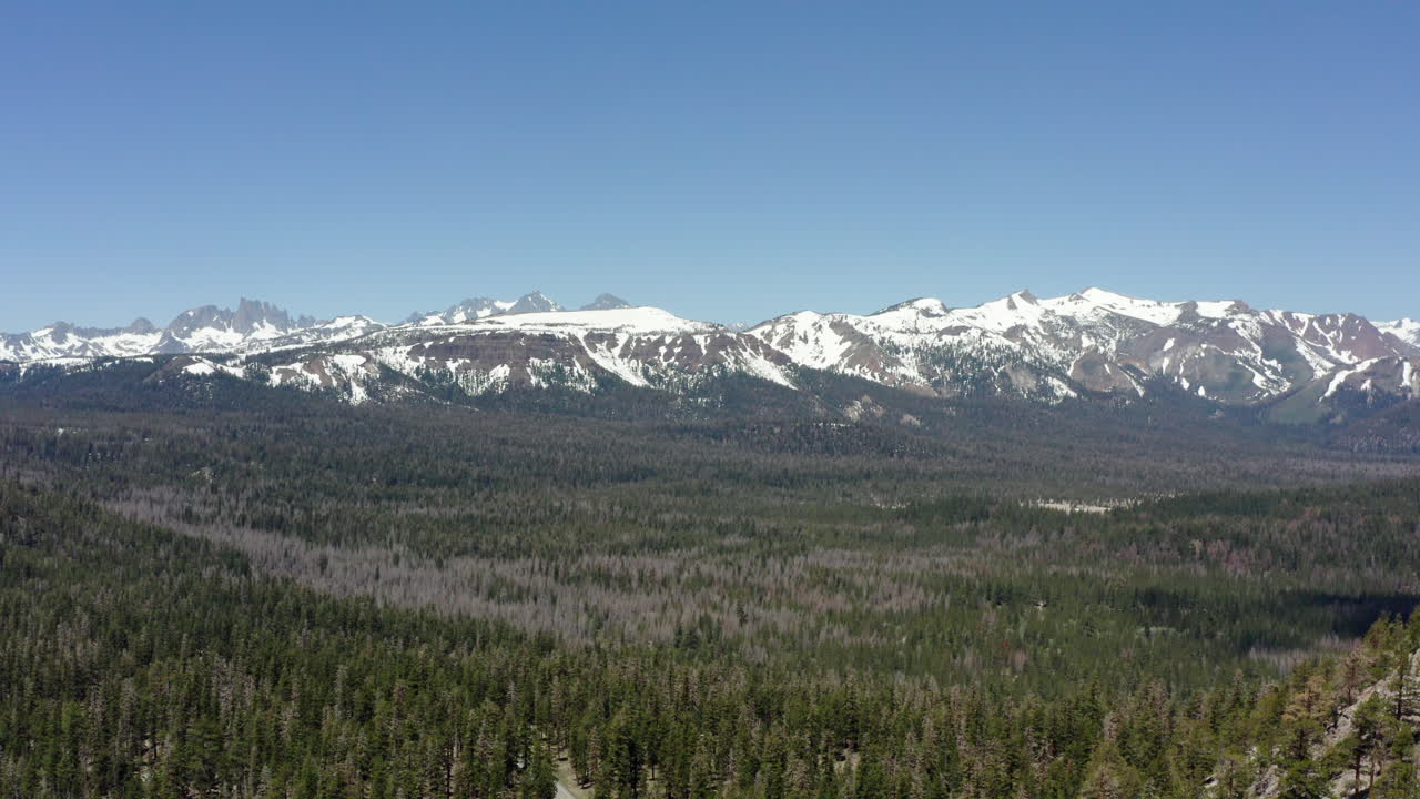 Montagne della Sierra Nevada innevate sotto un cielo azzurro e limpido