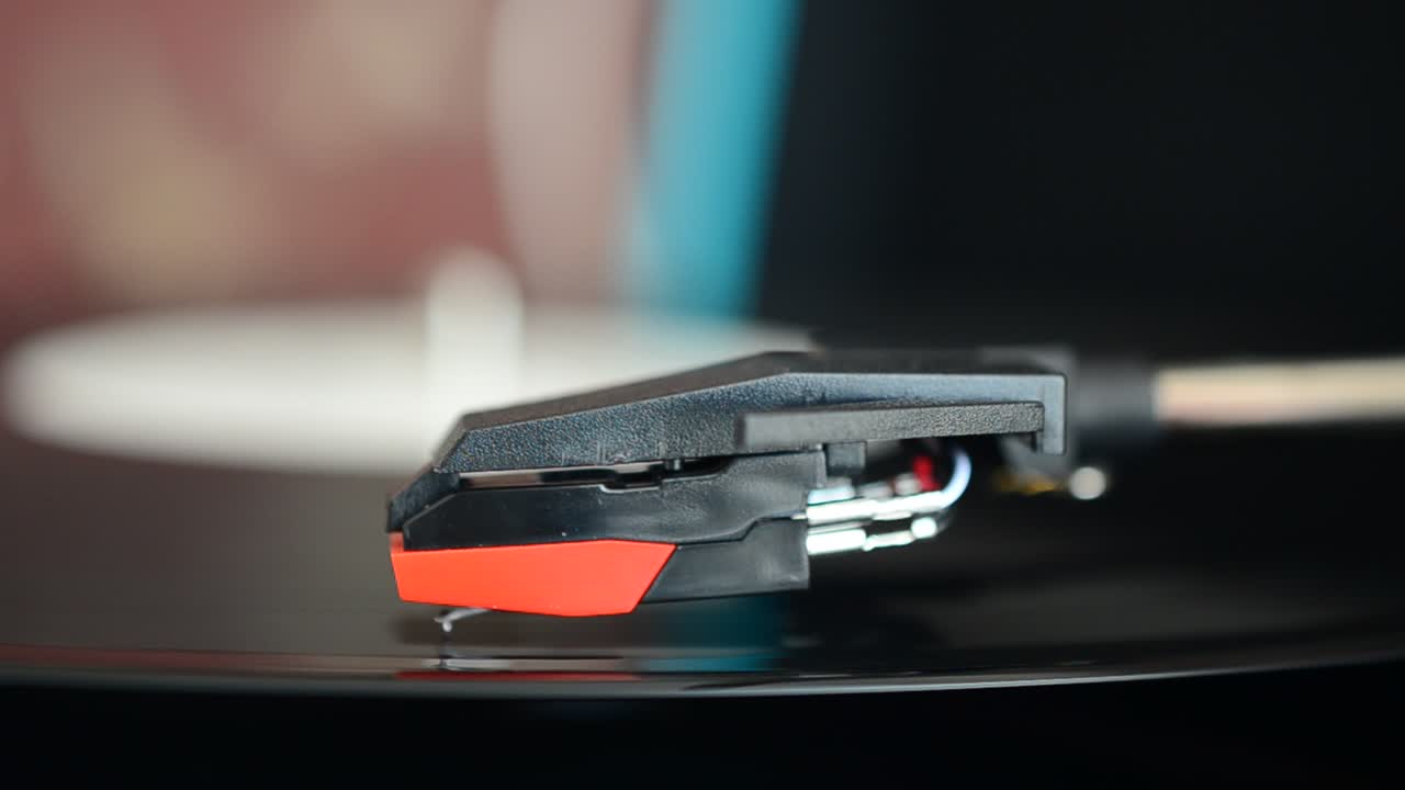 Platespiller. Nål på en vinylplate.