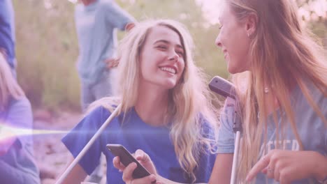 video de luces sobre mujeres caucásicas felices recogiendo basura en el campo