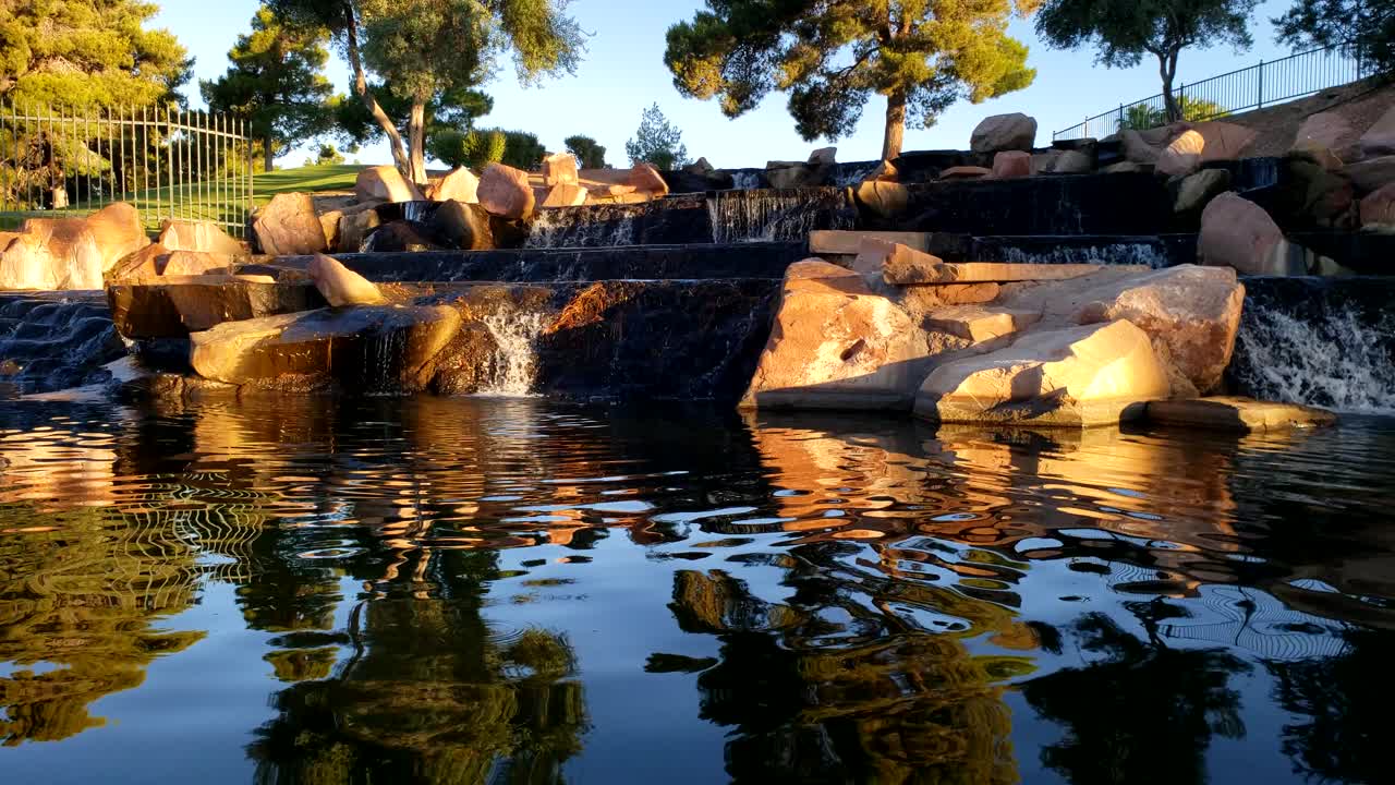 교외의 비즈니스 파크 입구에 있는 계단식 폭포