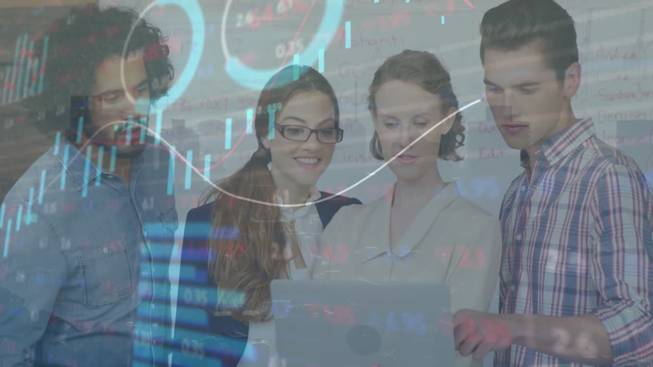 animación del procesamiento de datos financieros sobre diversas personas de negocios que usan computadoras portátiles