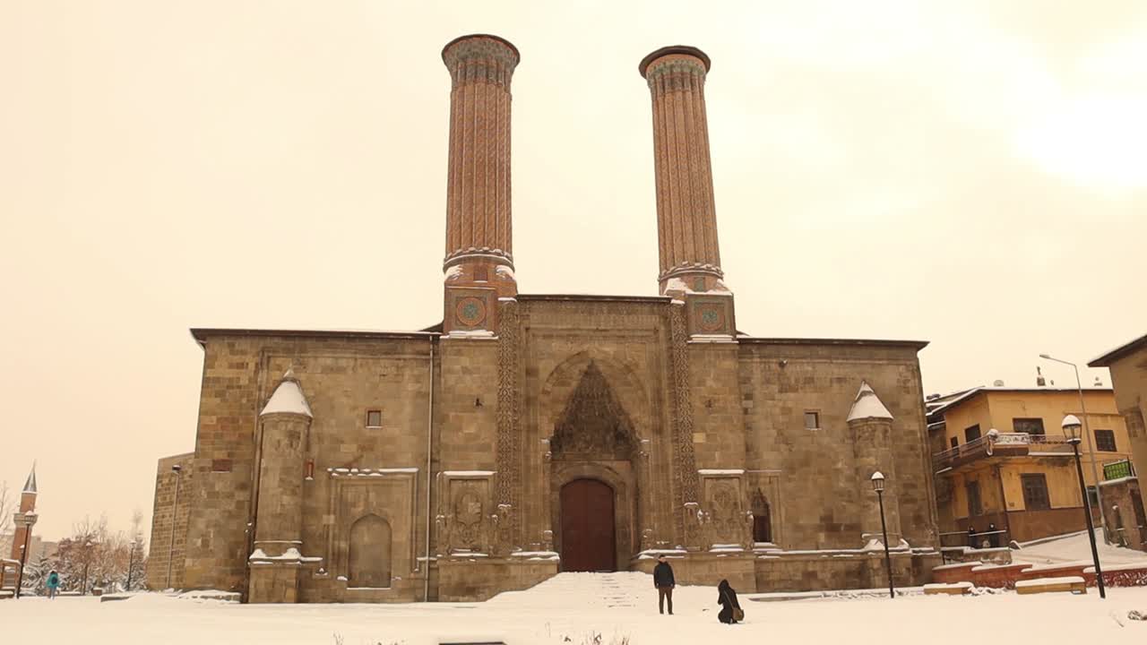 viaje a turquía. escuela de minaretes gemelos (turco: çifte minareli medrese). madrasa de minaretas gemelas, madrasa del minarete gemelo. nieve en el antiguo edificio islámico, temporada de invierno. erzurum, en turquía 01. 19. 2021