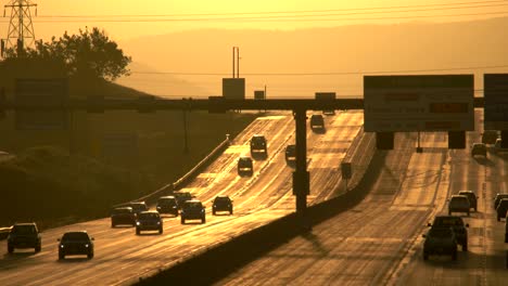 flujo de tráfico en la autopista us36 a la hora del atardecer