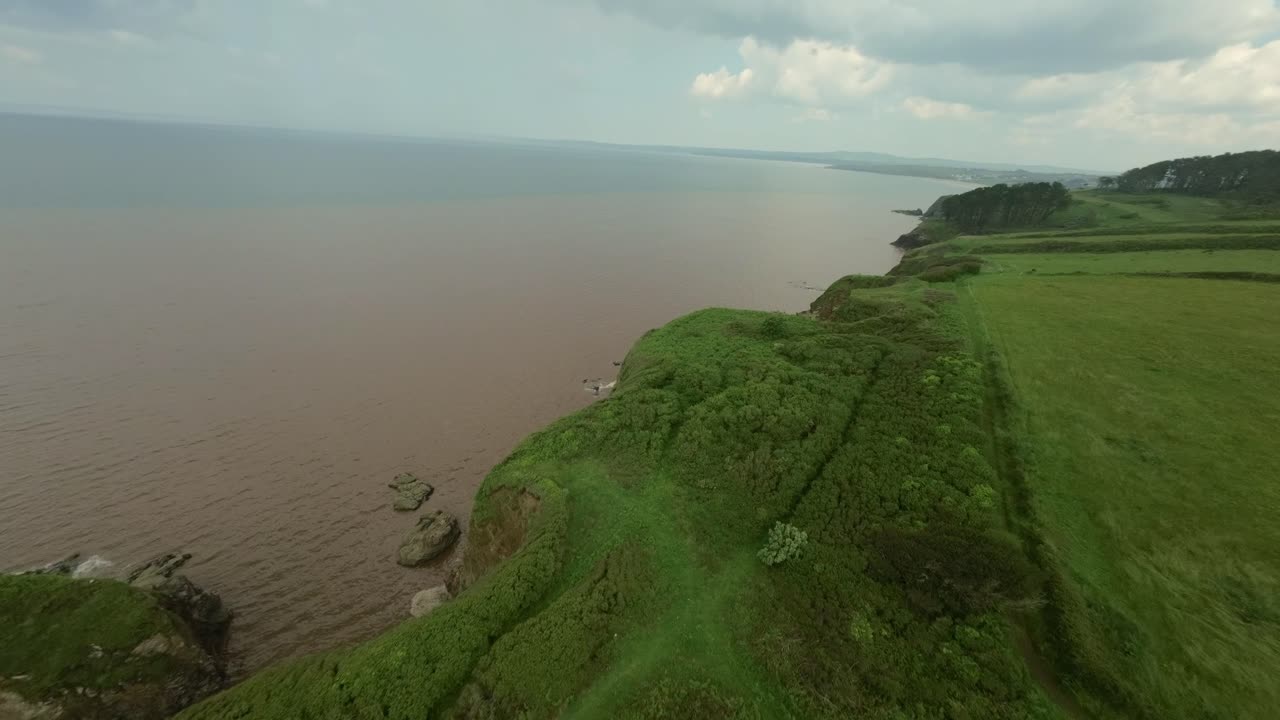 vista aérea de un acantilado costero